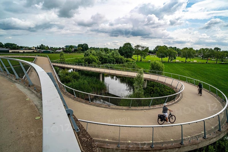 Ramp on the Liniebrug, bicycle and pedestrian bridge over the Amsterdam-Rhine Canal near the village of Nigtechtew, spans the shipping canal at around 104 metres, the ramps on both sides of the canal are a good 500 metres long, gentle ascent for cyclists, connects various cycle paths south of Amsterdam, Netherlands