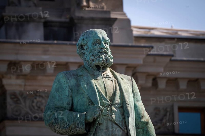 Memorial to Alfred Escher, Swiss politician, business leader and railway pioneer, by Richard Kissling, Bahnhofplatz central railway station, Zürich, Canton of Zurich, Switzerland