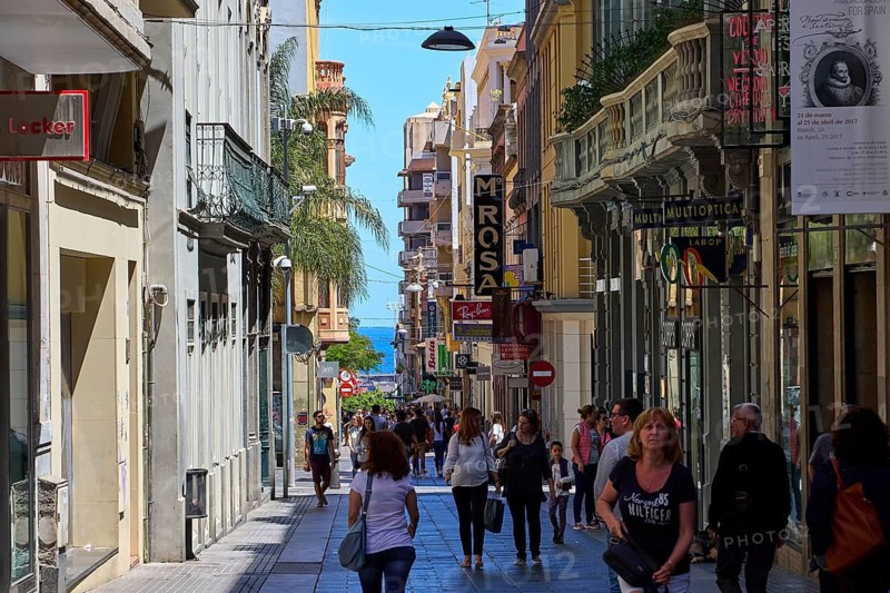 Busy shopping street with people in sunny weather, Capital, Santa Cruz de Tenerife, Santa Cruz, Tenerife, Canary Islands, Spain