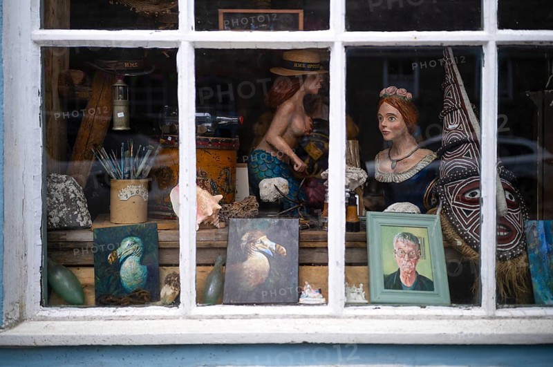 Art, kitsch and antiques in a shop window, antique shop, St Just in Penwith, Cornwall, England, Great Britain