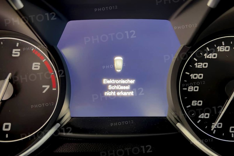 Message on display of car Electronic key not recognized, Germany