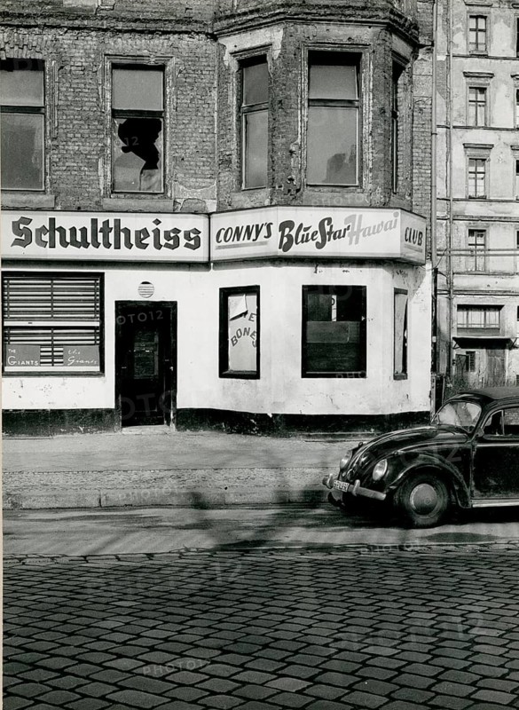Berlin, Schöneberg, West Berlin, 6 Bülowstr., a building with war damage, nightclub, Conny's Blue Star, Hawai Blub, dance bar, youth club, jazz, VW Beetle, Schultheiß, club building on a street corner with a moving VW Beetle in the 1960s, Herbert Jacobi (1915–1978), 1966