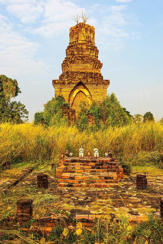 Abandoned temple ruins of Wat Chedi Chet Yot, near Kamphaeng Phet, Kamphaeng Phet Province, Thailand