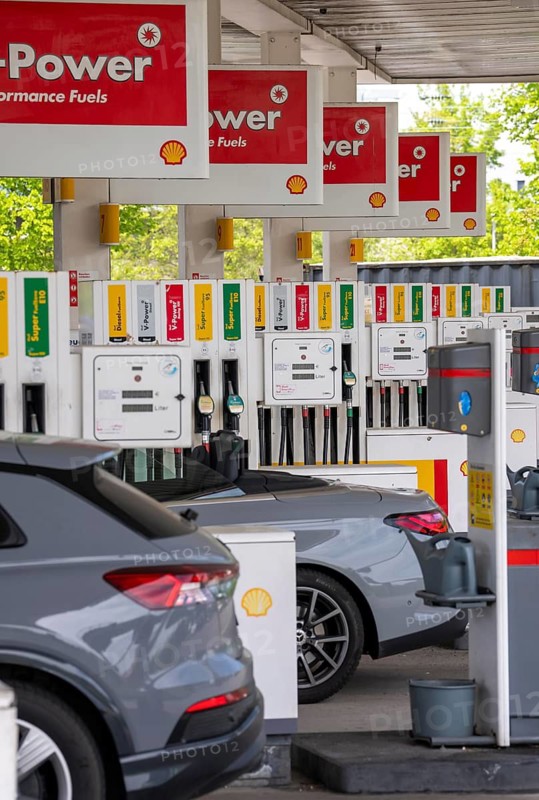 Large gas station, Shell, with many gas pumps, at Düsseldorf airport, symbolic picture, North Rhine-Westphalia, Germany