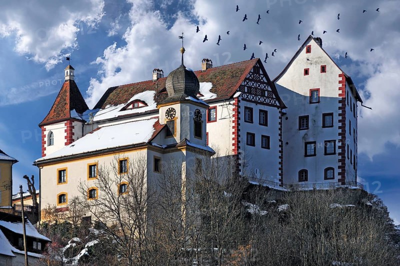 Crows (Corvus) above Egoffstein Castle (first mentioned in 1358), Egloffstein, Upper Franconia, Bavaria, Germany