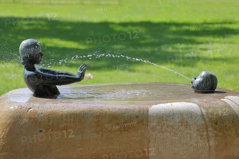 Fountain with sculpture by Günter Kaden 2001, child with outstretched arms to stop a stream of water, repel, fear of water, symbol, no, no, water, does not want to get wet, avoid, head, water spitting, looking out, market, Rheinsberg, Ruppiner Land, Brandenburg, Germany