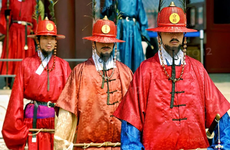 Soldiers, guards, traditional garments, changing of guard in front of Gyeongbokgung Palace in Seoul, South Korea