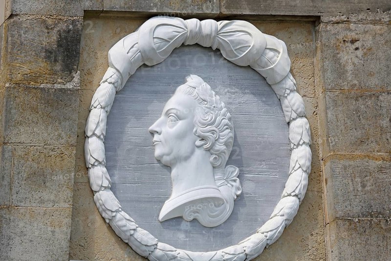 Rheinsberg obelisk built in 1790, memorial and bust with laurel wreath to Prince and General, August Wilhelm of Prussia, relief, war memorial, memorial, castle park, Rheinsberg, Ruppiner Switzerland, Ruppiner Land, Brandenburg, Germany