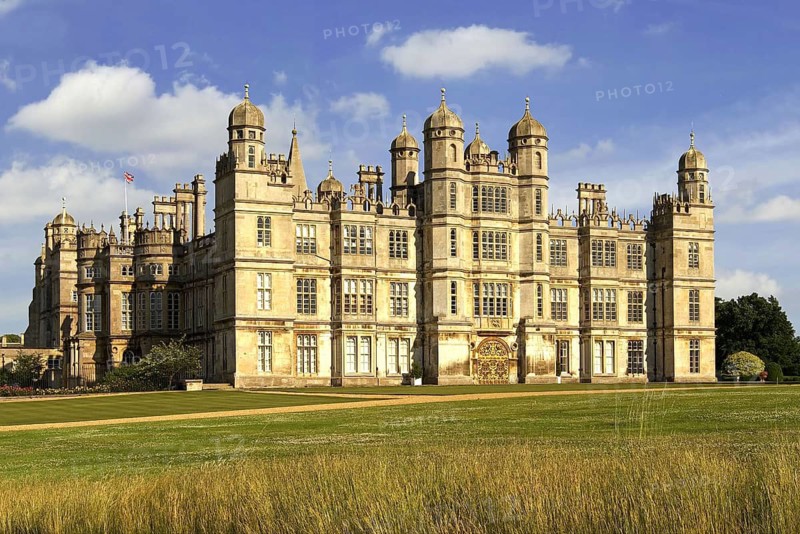 Burghley House is an English country castle from the end of the 16th century in the English Unitary Authority City of Peterborough not far from Stamford in Lincolnshire. It is considered one of the most outstanding examples of late Elizabethan architecture and has served as a family home for over 400 years