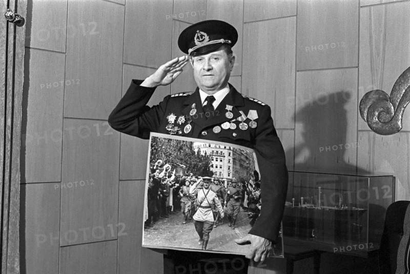 Liberation of Belgrade, Dmitri Kudaszow led the Red Army troops through the city to the applause of the population on October 20, 1944. J. Chaldej visited him in 1970 and portrayed him again. 1970s. The Yugoslav People's Liberation Army, the Red Army and Bugarian army units were involved in the 'Belgrade operation. ' On October 20th, the city was finally liberated. The aim was to cut off and destroy the German Army Group E from the other German associations. Unfortunately that did not work