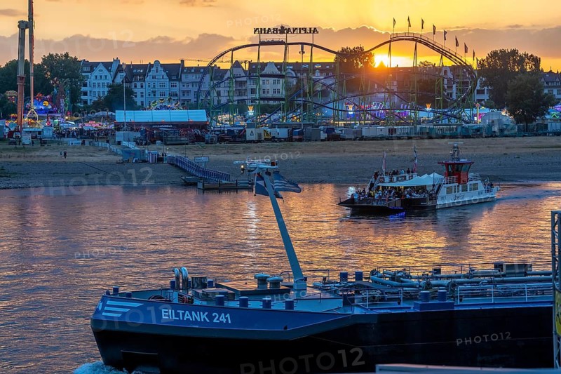 Fairground ferry across the Rhine, from the banks of the Old Town to the Rhine Fair in the Rheinwiesen in Düsseldorf-Oberkassel, Michaela II Rhine ferries, sponsored by Rheinbahn and Uber, North Rhine-Westphalia, Germany