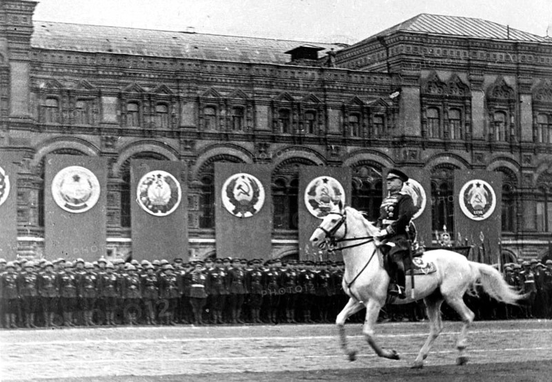 Marshal Zhukov rides across Red Square on white mold. Victory Parade in Moscow, June 24, 1945 J. Chaldej about this photo: “In 1972, Adjutant Marshal Zhukov called me and said: 'Yevgeny Ananyevich, Marshal Zhukov would like to talk to you. 'I thought maybe someone was joking with me? Then the receiver cracked and a voice said, “Hello Yevgeny Ananyevich, this is Zhukov.” I said, “Hello Georgi Konstantinovich, what can I do for you? “I have a request for you: I have a photo of you riding the white horse across Red Square at the Victory Parade. Could you enlarge that for me? ' “Good, ” I said: “I'll make a 100 x 120 centimeter deduction.” “I'll send a car to pick you up and the photo.” I say, “Can I bring photos I took during the war?” “Yes, ” he said, “I love to look at photos, bring them along.” And then that day came. The aide called me and said that a Chaika se