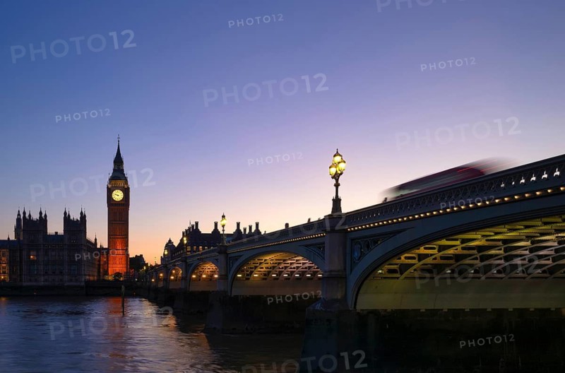 Night view, Thames, double-decker bus. Bus rides on Westminster Bridge, motion effect, long exposure, Houses of Parliament, Parliament building, Elizabeth Tower, tower with bell Big Ben, Palace of Westminster, Westminster Palace, Westminster, London, blue hour, England, Great Britain, Great Britain