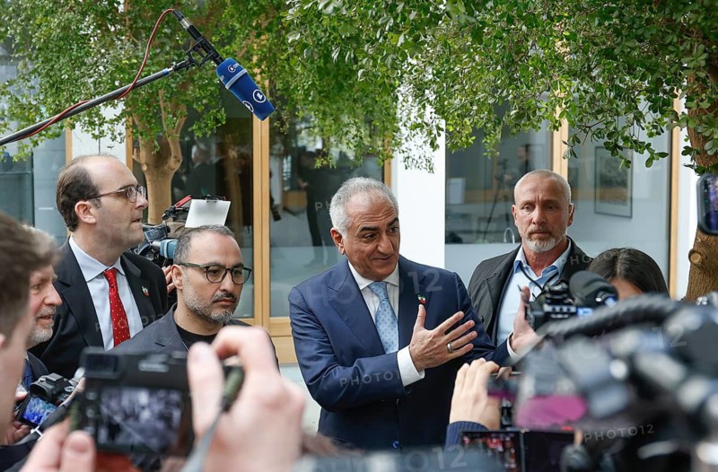 Prince Reza Pahlavi, Iranian opposition leader, speaks to journalists after a press conference, Berlin, 23.04.2026, Berlin, Berlin, Germany