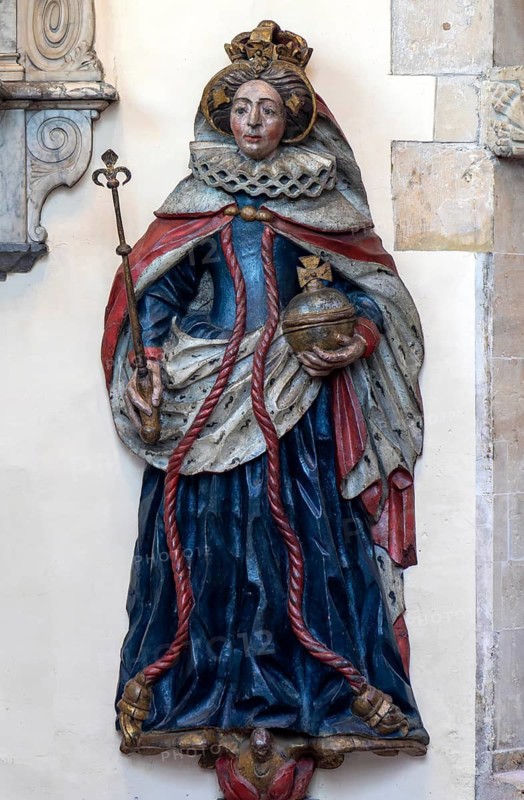 Wooden carved effigy of Queen Elizabeth 1 c 1570, St Mary Redcliffe Church, Bristol, England, UK
