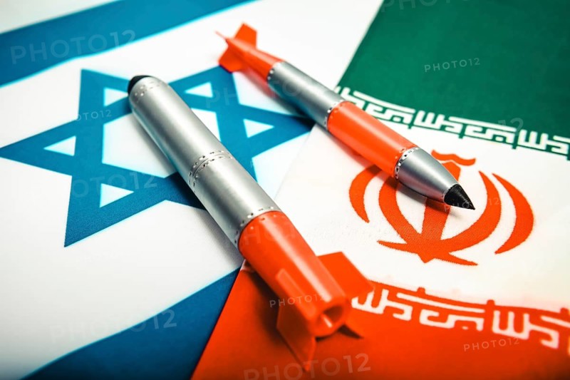 Rockets flying the flags of Israel and Iran, Israel-Iran war +++ editorial use only