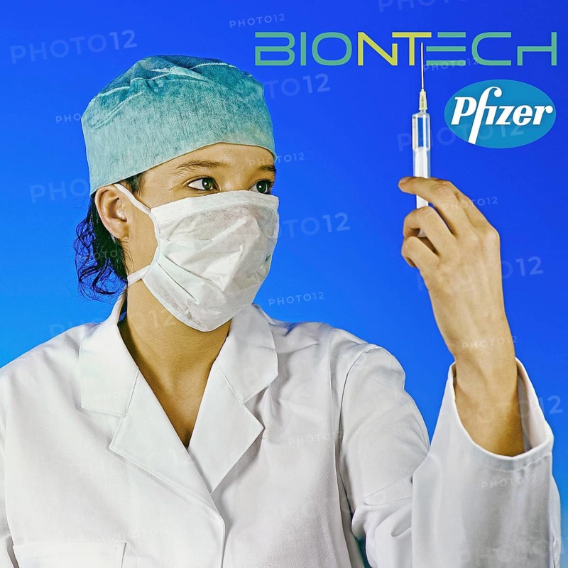 A doctor with injection, corona vaccine, Biontech, Pfizer, studio shot, photographer, Federal Republic of Germany