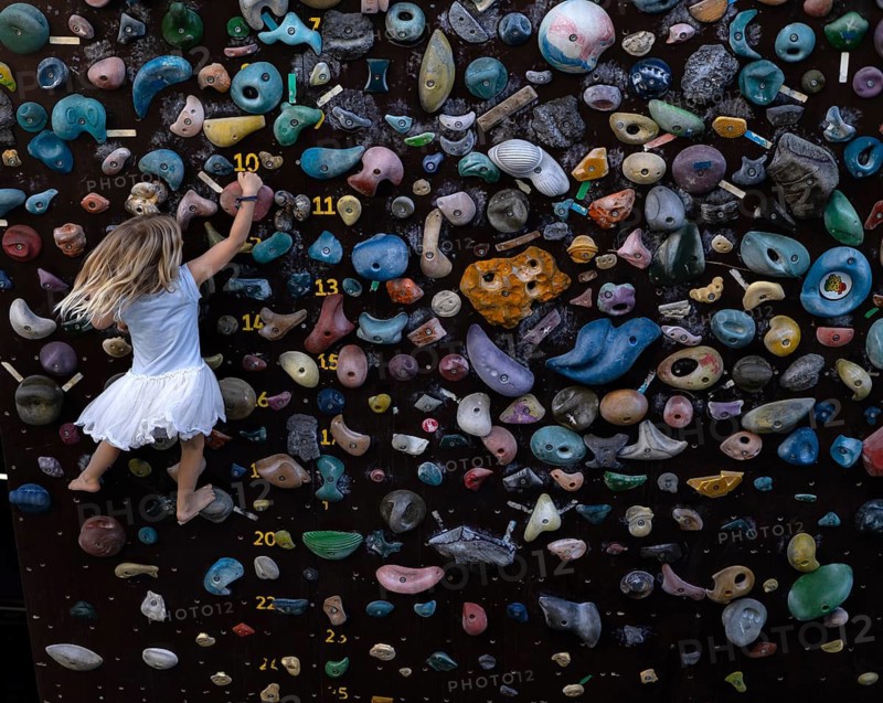 Girl, 4 years, blonde, climbing on climbing wall, bouldering, bouldering wall, Stuttgart, Baden-Württemberg, Germany