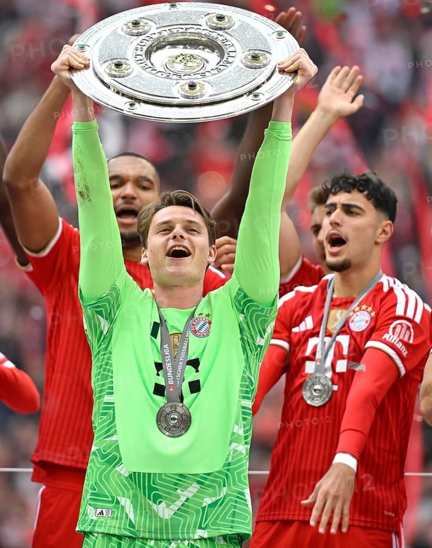 Goalkeeper Jonas Urbig FC Bayern Munich FCB (40) Aleksandar Pavlovic FC Bayern Munich FCB (45) Jonathan Tah FC Bayern Munich FCB (04) Meisterschale, Schale, Trophäe, Meisterfeier Deutscher Fußballmeister FC Bayern Munich 2026, Fußball Bundesliga, Allianz Arena, Munich, Bavaria, Germany