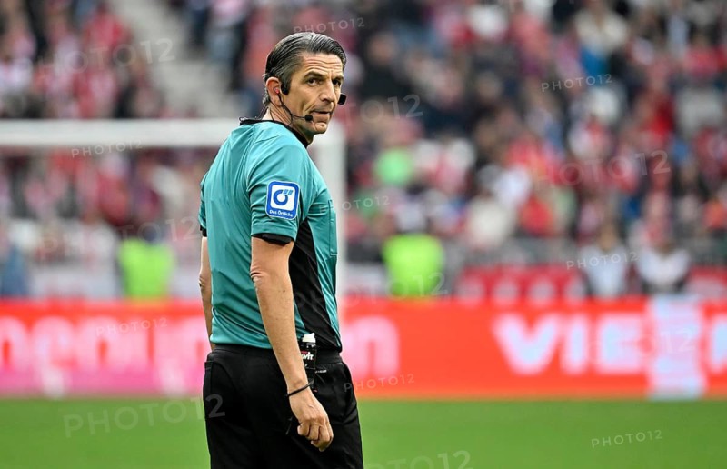 Referee Deniz Aytekin Looking back soccer Bundesliga, Allianz Arena, Munich, Bayern, Germany