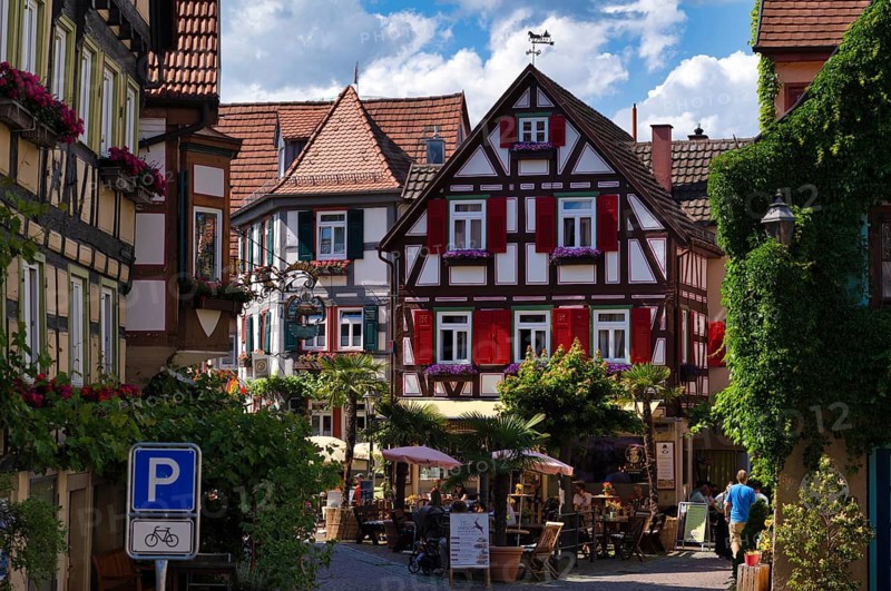 People, restaurant, Gasthaus Deer, former Wengerterhaus, Kirchgasse, pedestrian zone, half-timbered house, old town, Besigheim an der Enz, Baden-Württemberg, Germany