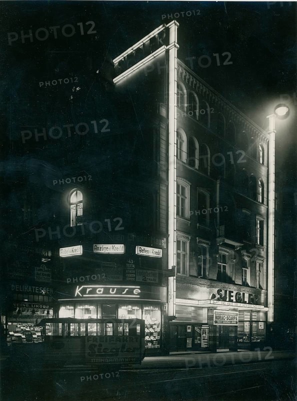 Hamburg, Haus Siegler, theatre, cabaret, café house, Steindamm 45, illuminated building in black and white at night, advertising signs visible, around 1935