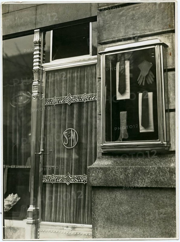 Berlin, Mitte, Kravattenladen, menswear and tie shop, elegant, Stawropulos and Moldenhauer, Mohrenstr. 1-5, Wilhelmplatz, A shop with a shop window showing gloves and a decorative curtain, twenties, Sasha Stone, around 1928