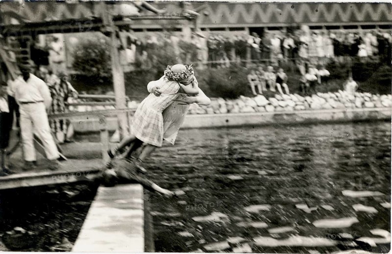 Bathing establishment, jump, disguise, outdoor pool, bathing, swimwear, woman, leisure, fun, summer, a couple jumping into the water together under the gaze of spectators, 1928