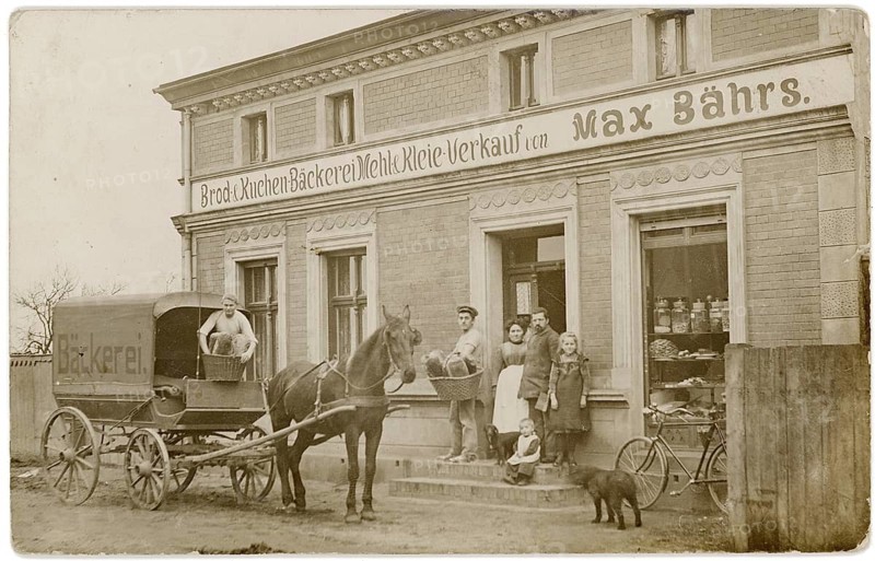 Bread bakery, shop, business, profession, twenties, village shop, flour sale, poverty, family with horse-drawn carriage in front of a bakery with shop sign, around 1914