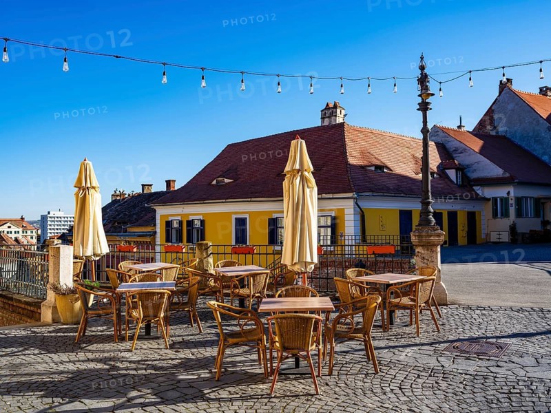 Strassencafe am Pia?a Mica, Sibiu, Sibiu, Transylvania, Romania