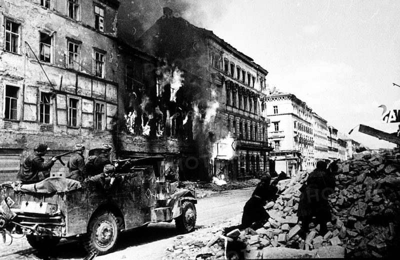 Fighting in Vienna, Soviet soldiers advancing, road blockage, burning house, Vienna, Austria 1945 After the successful liberation of Budapest, the Red Army moved towards Vienna. The Vienna Operation 1945 or Battle of Vienna lasted from March 16 to April 15, 1945. The fighting in the urban area itself lasted only a few days from April 6 to 13