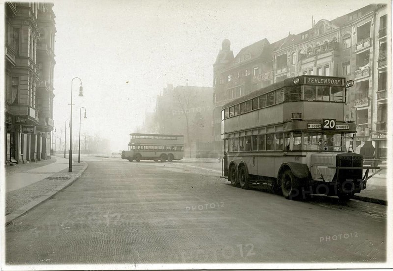 Berlin, Charlottenburg, Kantstraße, Savignyplatz, Zehlendorf, bus line 20, vintage buses in an empty street, quiet atmosphere, black and white picture, twenties, around 1928
