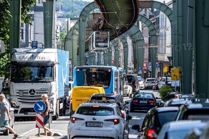 City traffic, in Wuppertal-Vohwinkel, Kaiserstraße, the Wuppertal suspension railway runs above heavy traffic, between the Vohwinkel and Bruch stops, Germany