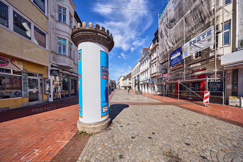 Advertising column, pedestrian zone, general architecture, commercial building, paving and paving stone walkway, blue sky, cirrus clouds, Steinstraße, Moers, Wesel district, North Rhine-Westphalia, Germany