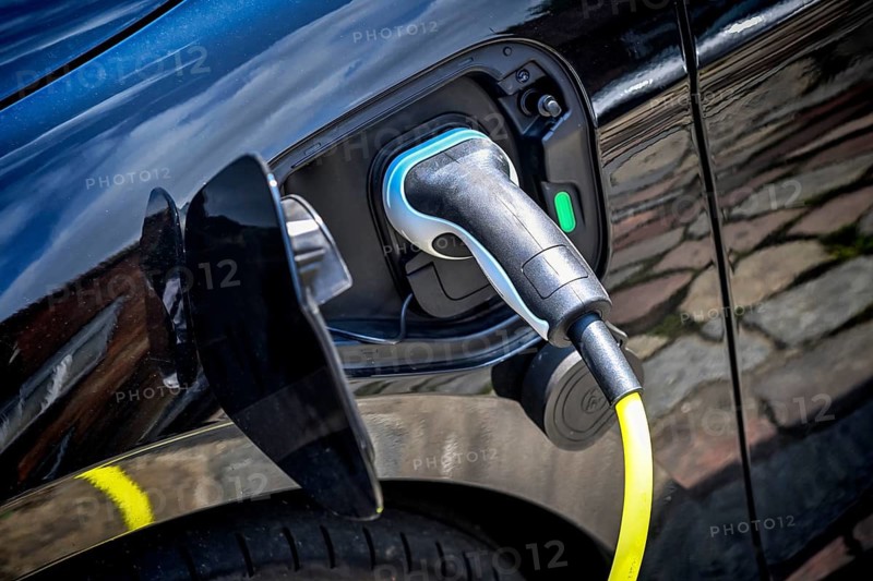 E-car is charged at a charging station in Hamburg, Germany +++ editorial use only