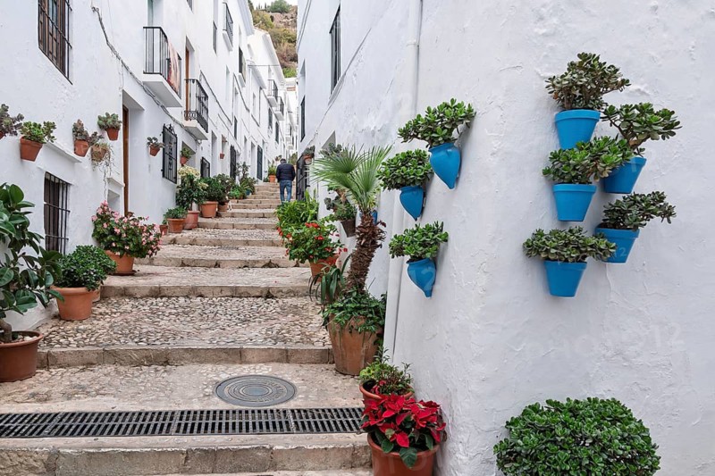 Alley in Frigiliana, Costa del Sol, Axarquía, Andalucia, Málaga Province, Spain