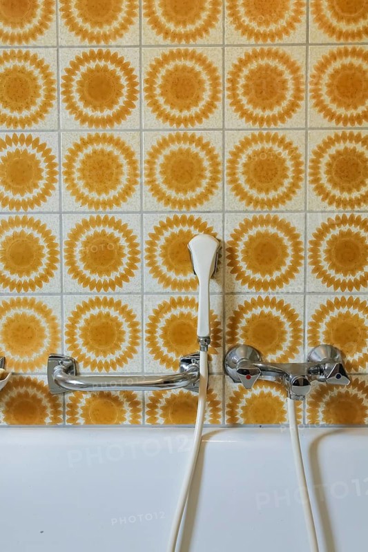 Lost Places, abandoned house, vacant building, old-fashioned bathroom, tiles from the 1970s, orange-coloured tiles, grandma's bathroom, bathtub, shower head, fittings, tap, grab rail, Honau district, Lichtenstein, Baden-Württemberg, Germany