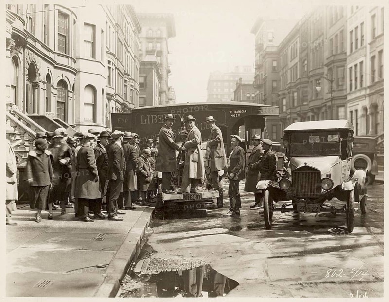 New York, film, filming Wild, Wild Susan, Eddie Sutherland, Manhattan, USA, Extras, Showers, People Waiting for Public Transportation on a Busy Street, 1925