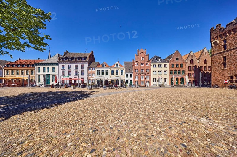 Old town, historic town center, historic houses, buildings, residential buildings and commercial buildings, façade with windows, dormers, tail gable, row of houses, catering, outdoor area, square made of paving stones, tree, blue sky, cloudless, marketplace, market, Kalkar, Kleve district, North Rhine-Westphalia, Germany
