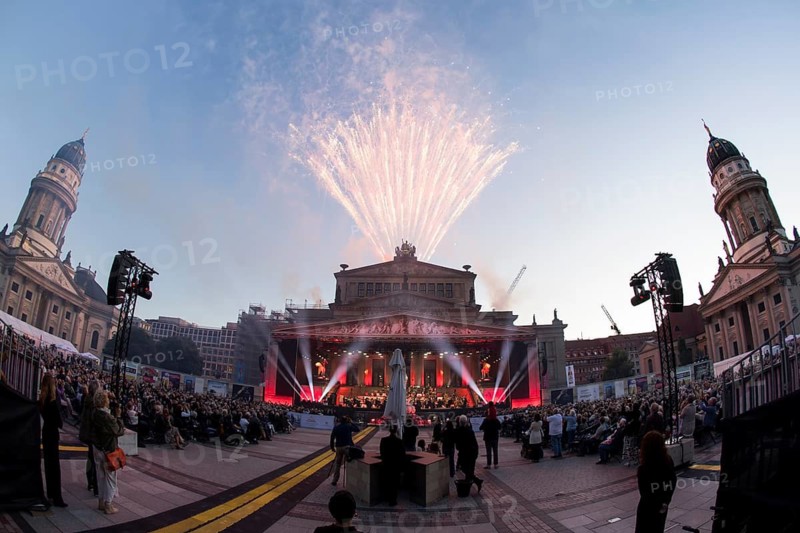 Fireworks at the Konzerthausorchester's opening concert conducted by Joana Mallwitz at the Classic Open Air on Berlin's Gendarmenmarkt on 09.07.2026