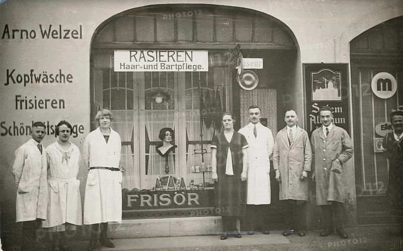 Hairdresser, hairdresser, Arno Wenzel, beauty care, employee, saleswoman, shop, business, profession, twenties, A hairdressing team poses in front of a salon with mannequin and shaving articles on display, around 1924