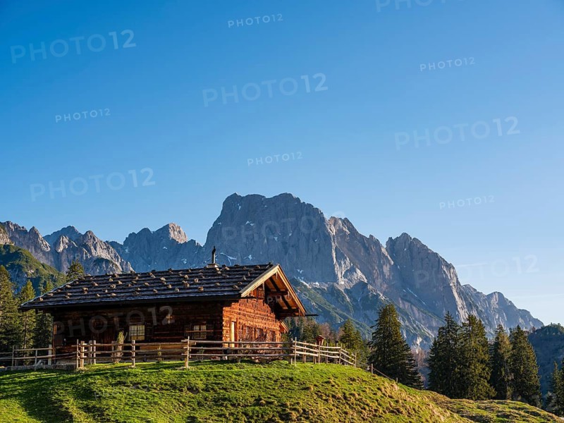 Hut on the Litzlalm, behind Mühlsturzhörner the horse-rider Alm, Berchtesgaden National Park, Pinzgau, Salzburg state, Austria