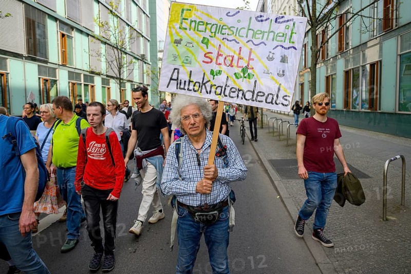 Sign energy security instead of autocrat deals at the demonstration of the Alliance for Renewable Energies with Fridays for Future, NGOs and associations, Berlin, 18.04.2026