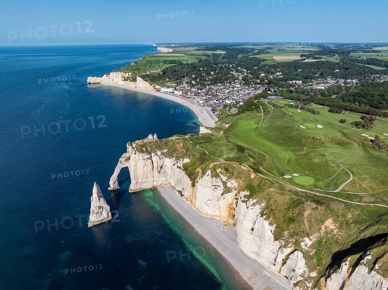 Aerial view of the Porte d'Aval rock gate with the free-standing Aiguille d'Étretat rock pin, well-known sights and natural beauty on the chalk coast with the distinctive rock pin, behind it the holiday resort of Étretat with the swimming beach, on the horizon the Falaise d'Amont cliffs, right on the cliffs of the Golf d'Étretat golf course founded in 1908, Alabaster Coast, La Côte d'Albâtre, Kreie Defelsen, English Channel, Seine-Maritime, Normandy, France