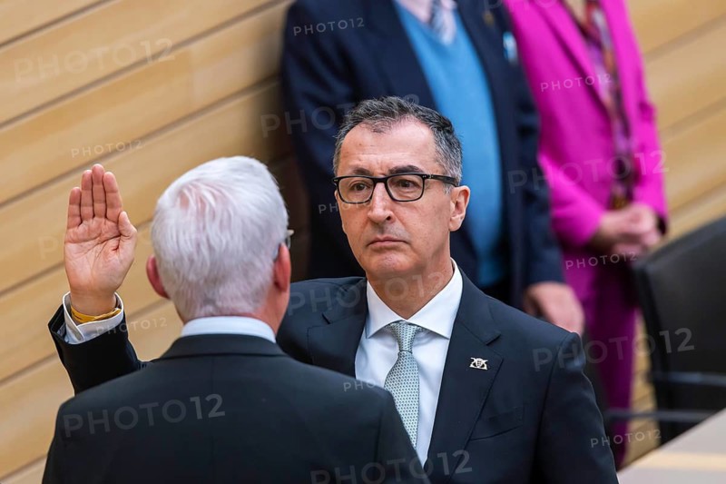 I swear ... The new Minister President is sworn in by State Parliament President Thomas Strobl. Cem Özdemir (Bündnis90-Die Grünen) is the new Minister President of the state of Baden-Württemberg. He is the first minister president in Germany with Turkish roots. Stuttgart, Baden-Württemberg, Germany
