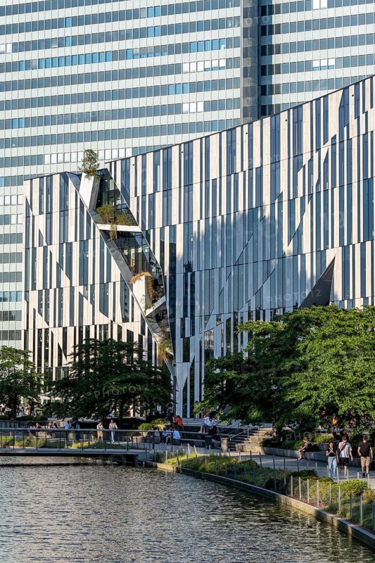 Kö-Bogen, building complex with offices, shops and restaurants, partly green façade, at Hofgarten Park, Landskrone Teich, Dreischeibe Haus, in downtown Düsseldorf, at the end of the Nobel shopping street, Königsallee, North Rhine-Westphalia, Germany