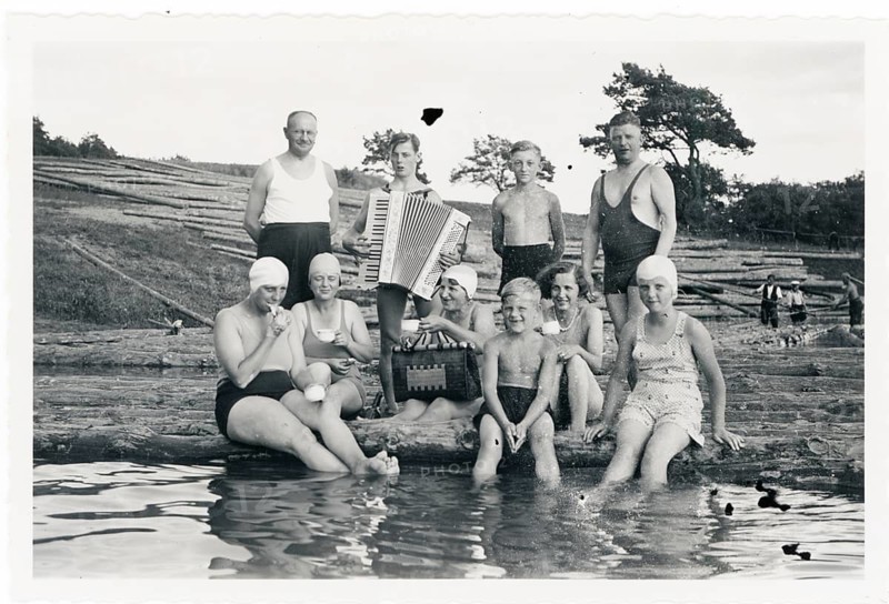 Bathing, swimwear, leisure, summer, woman, men, boys, children, group of people in bathing suits sitting with an accordion on the lakeside, around 1928
