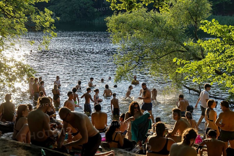 Berlin, Germany -28.6.2026: People cool off in the evening in the Krummen Lanke, a lake in Berlin, while temperatures of 39.9 degrees Celsius during the day were the new record ever measured in Berlin. At 41.7 degrees Celsius in Neissemünde-Coschen in the Oder-Spree district in Brandenburg, the highest value ever measured in Germany was recorded today. ++ Minimum fee 50 euros ++