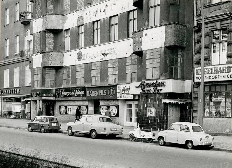 Berlin, Schöneberg, West Berlin, 6 Bülowstr., war-damaged building, nightclub, Maxim, striptease, dance bar, Liverpool Hoop, youth club, jazz, street view with cars and buildings, including bars and dance clubs of the 1960s, Herbert Jacobi (1915–1978), 1966