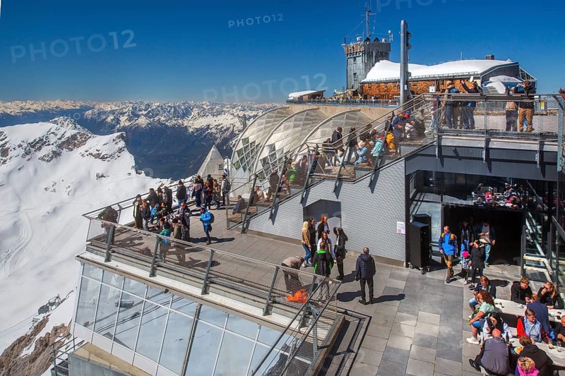 Viewing terrace on the Zugspitze summit 2962m with historic Munich house, Garmisch-Partenkirchen, Loisachtal, Werdenfelser Land, Upper Bavaria, Bavaria, Germany